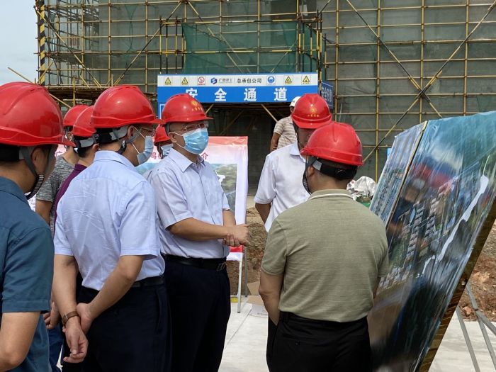 了解學院建設(shè)情況。韋艷蘭 攝.jpg