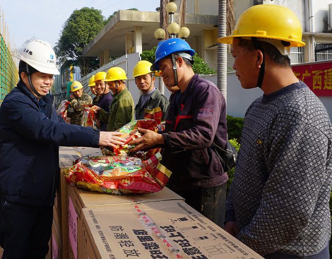 （修圖）為一線工人發(fā)放慰問品。謝微旋 攝_副本.jpg