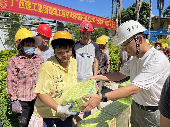 （修圖）陸烜為工人發(fā)放清涼慰問品。容芝雅 攝.jpg