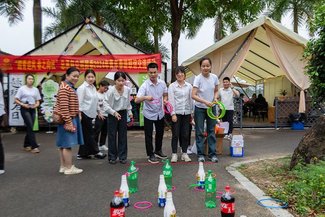 套圈現(xiàn)場。郭奎君 攝.jpg