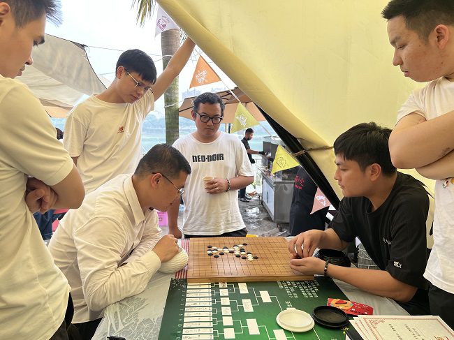 五子棋比賽現(xiàn)場。楊鈺 攝（2）.jpg